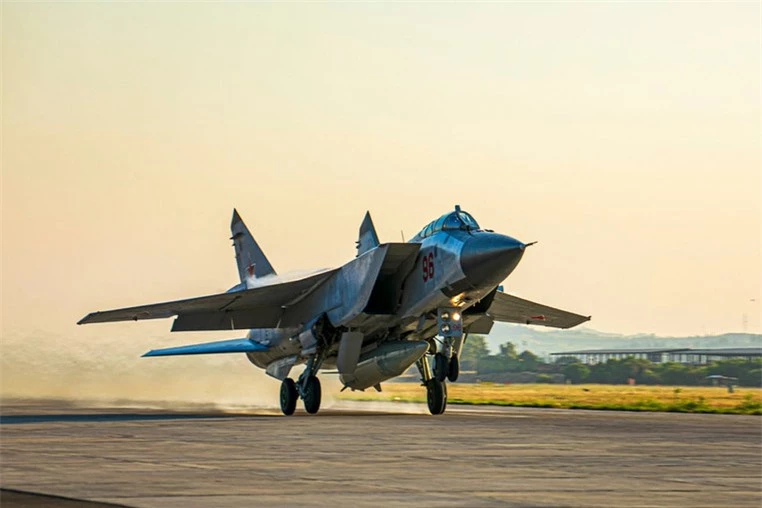 Một máy bay chiến đấu MiG-31 của Nga mang tên lửa Kinzhal cất cánh ở Syria vào ngày 25 tháng 6 năm 2021. Ảnh: AP