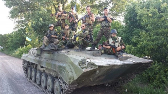 Topwar: Lữ đoàn Ukraine lừng danh bị Nga không kích - binh lính rã ngũ ra hàng ở Kiev! - Ảnh 1.