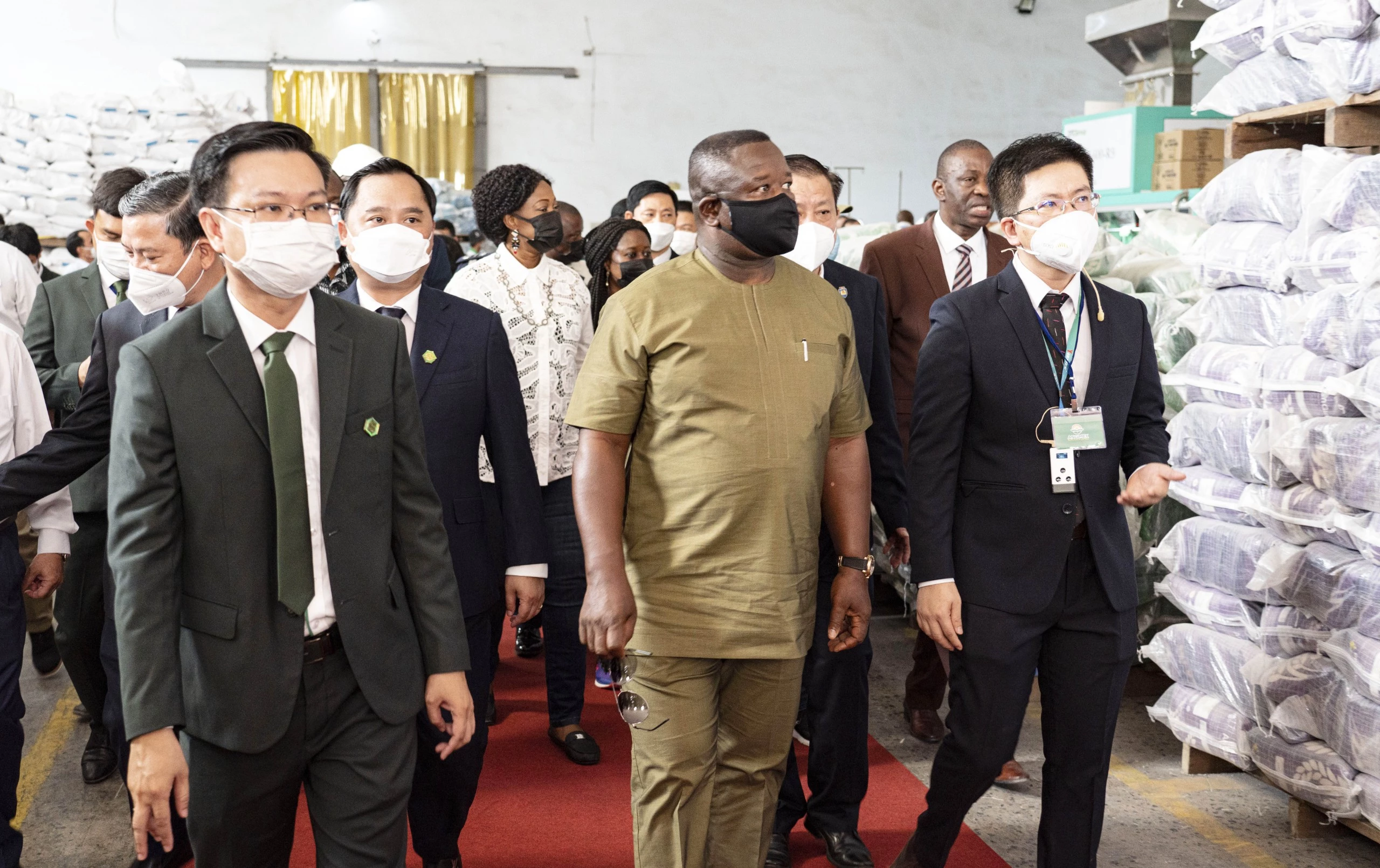 Tổng thống nước Cộng hòa  Sierra Leone và đoàn cấp cao của nước Sierra Leone tham quan nhà máy chế biến gạo xuất khẩu của Công ty Angimex. 
