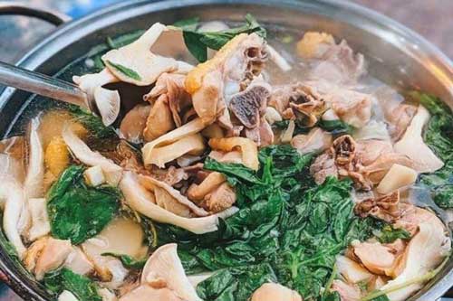 Vì sao ai đi Đà Lạt cũng ăn lẩu bò hay lẩu gà lá é? Lý do chỉ gói gọn trong 1 từ