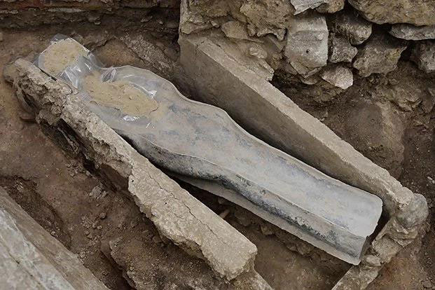 Quan tài 7 thế kỷ ở Nhà thờ Đức Bà Paris: thi hài như mới chết hôm qua