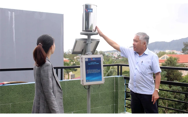 Ông Văn Phú Chính giới thiệu về thiết bị đo mưa tự động.