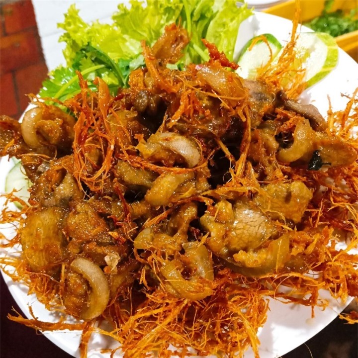 4 món ăn độc lạ ở Sài Gòn: Gà trùm mền, dê xối sả có khiến bạn tò mò? - 3