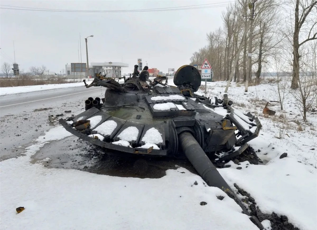 Tháp pháo một xe tăng bị phá hủy nằm bên con đường ở ngoại ô Kharkov, miền Đông Ukraine. Ảnh: AFP.