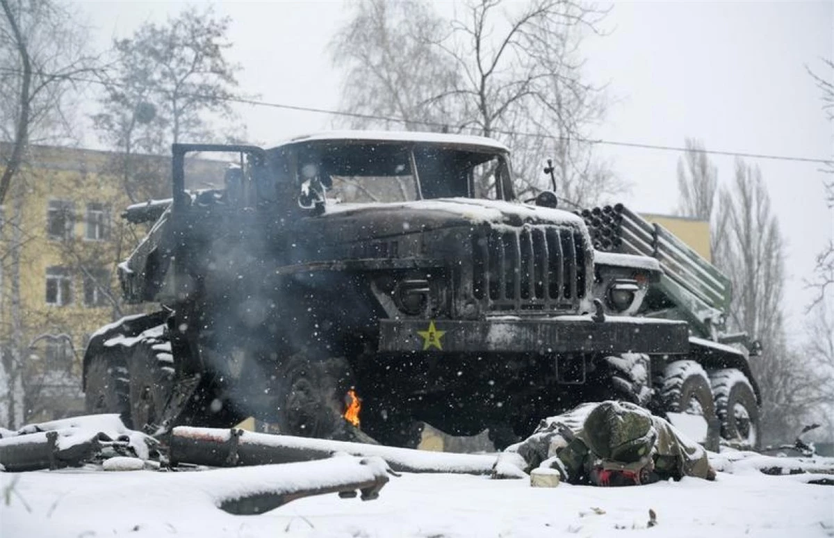 Lửa tàn còn cháy ở bánh trước của một xe tải dùng để kéo dàn hỏa tiễn bắn loạt. Ảnh: Maksim Levin.