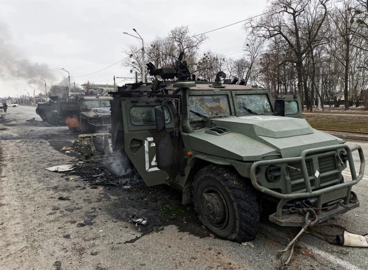 Chiếc xe quân sự này còn khá mới, nhưng đã bị bắn hạ ở Kharkov. Ảnh: Vitaliy Gnidyi.