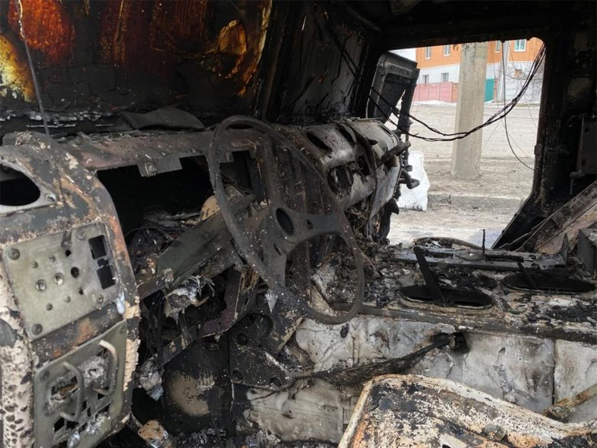Nội thất một xe quân sự chở bộ binh sau khi bị phá hủy. Ảnh: Reuters.