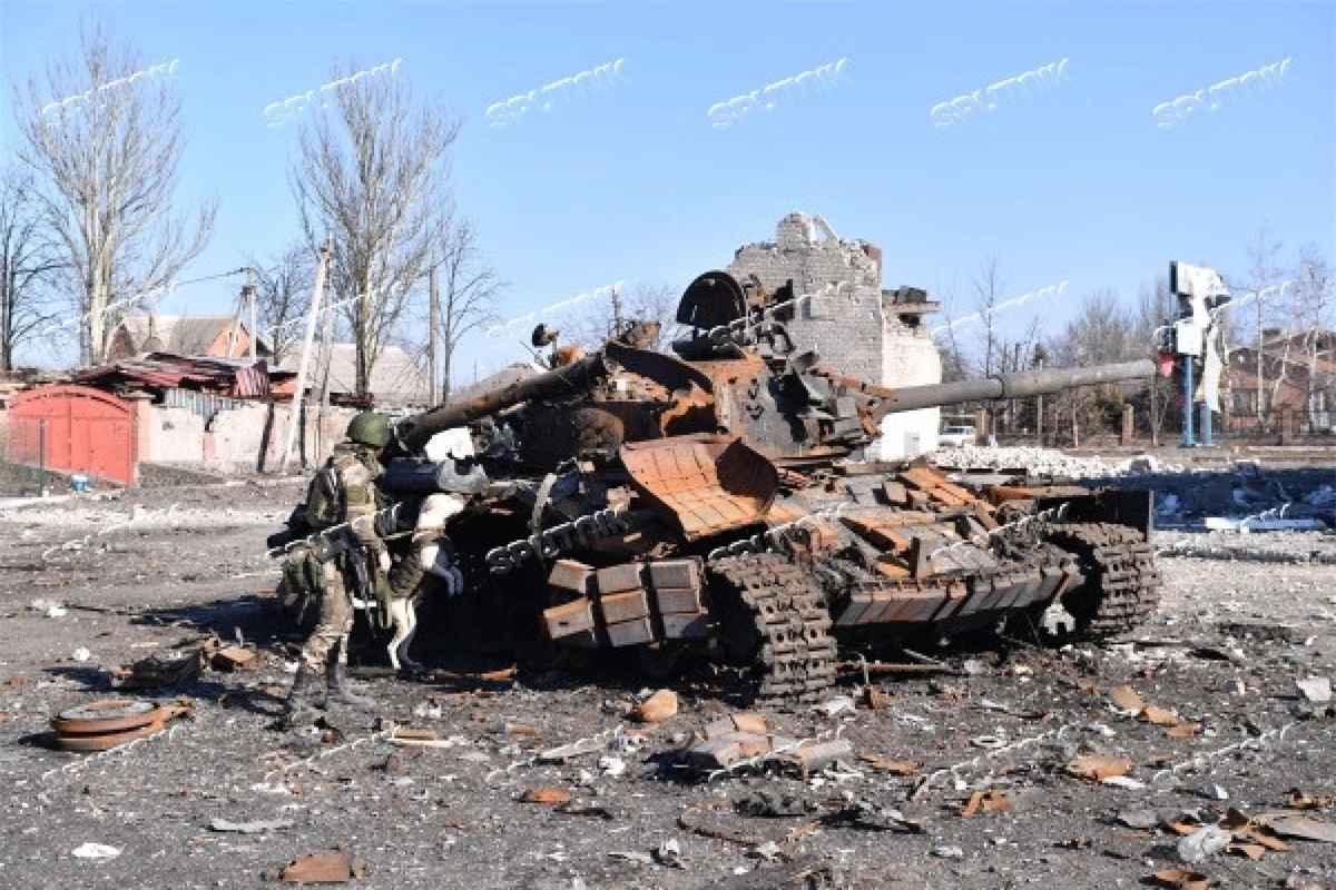 Kiểm tra một xe tăng bị phá hủy ở Volnovakha, Donetsk, miền Đông Ukraine. Ảnh: Sputnik./.