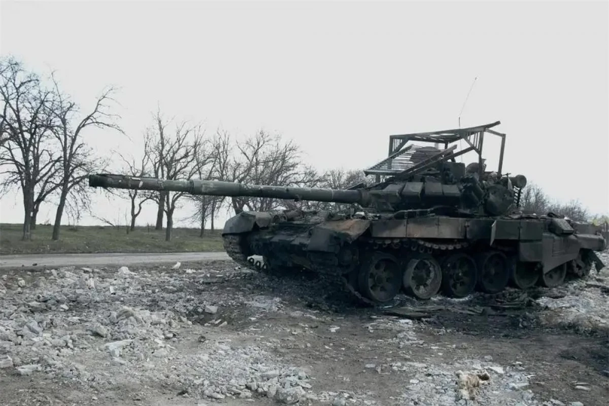 Một chiếc xe tăng bị bắn cháy ở Kherson, Ukraine. Ảnh: Igor.