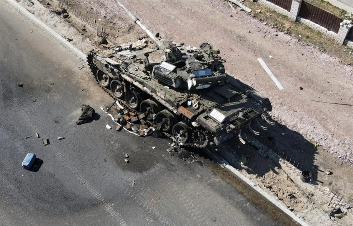 Chiếc xe tăng này giờ đã trở thành đống sắt vụn. Ảnh: Reuters.
