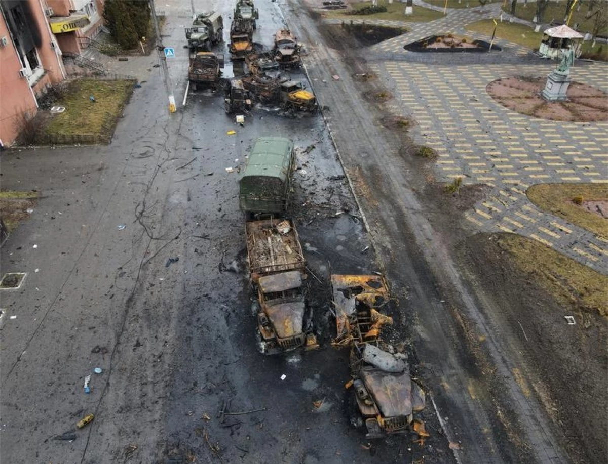 Xác các xe tải quân sự, đã bị bắn cháy, còn nằm lại trên một con phố ở Borodyanka, khu vực Kiev. Ảnh: Reuters.