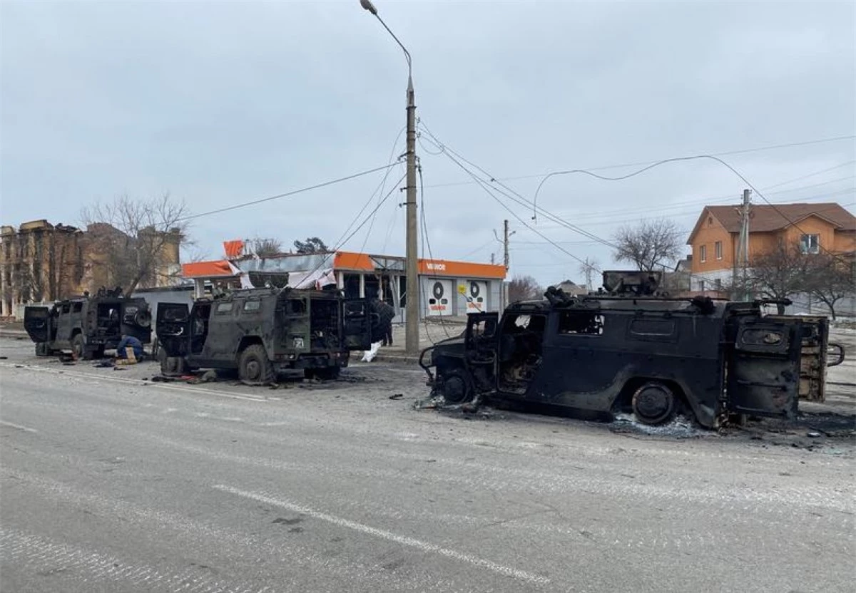 Xe thiết giáp chở quân bị cháy và hư hỏng hoàn toàn. Ảnh: Reuters.