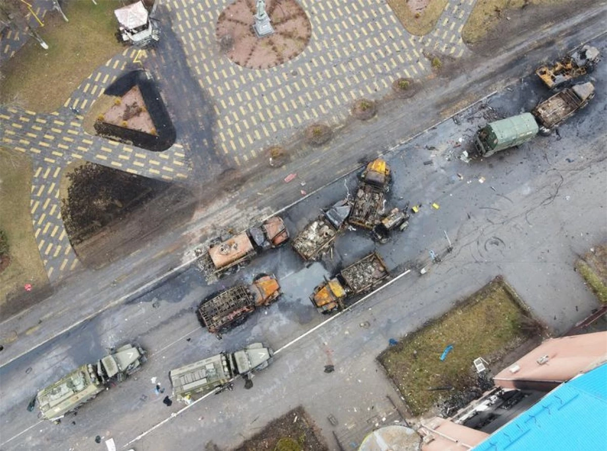 Đoàn xe quân sự bị phá hủy trong giao tranh giữa Nga và Ukraine. Ảnh: Maksim Levin.