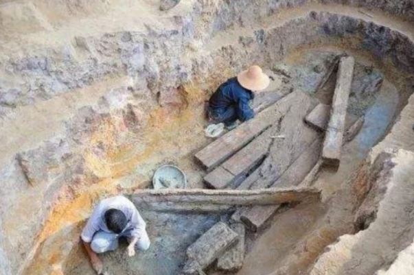 Nông dân đào được thứ gỉ sét ngoài ruộng, chuyên gia: Cả Trung Quốc không cái nào như vậy