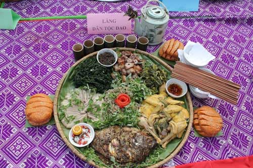 Thèm 'chảy nước miếng' mâm cơm truyền thống người Dao: Gà đồi, cá nướng đều ngon