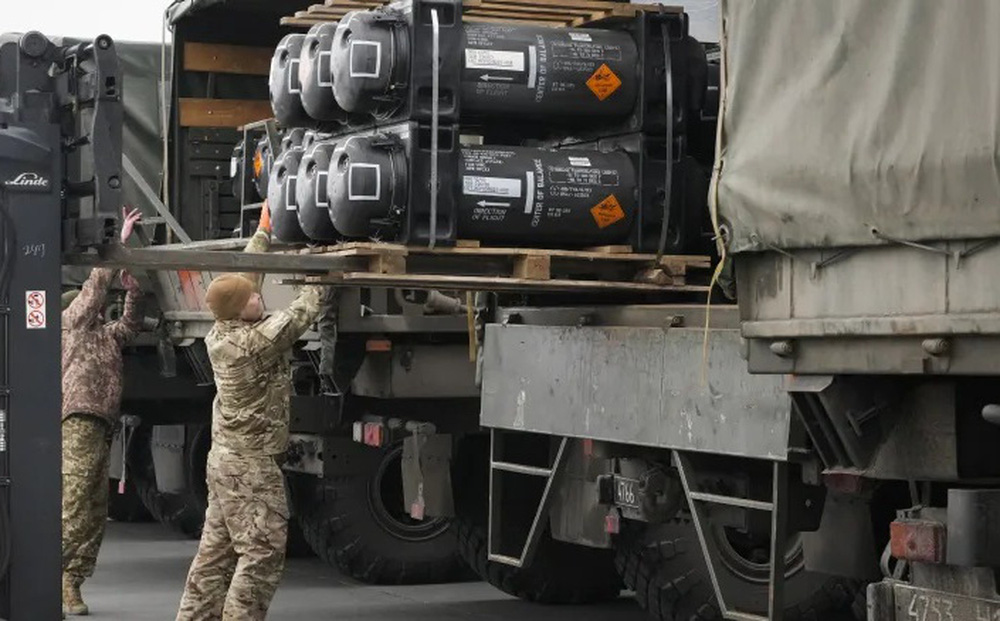 Bị Nga giám sát chặt, NATO tính đường nào để chuyển vũ khí ra mặt trận cho quân đội Ukraine?