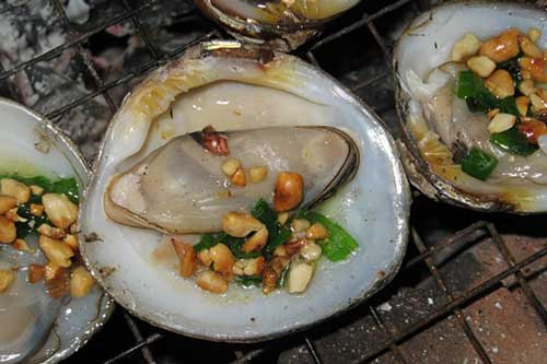 Nơi tận cùng tổ quốc có món vọp nướng, nhìn giống nghêu sò nhưng ngon hơn nhiều