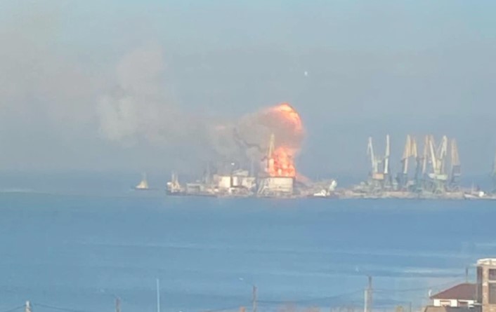 NÓNG: Nổ lớn ở cảng Berdyansk, lửa cháy dữ dội - Ukraine tuyên bố tàu chiến Nga bị phá hủy
