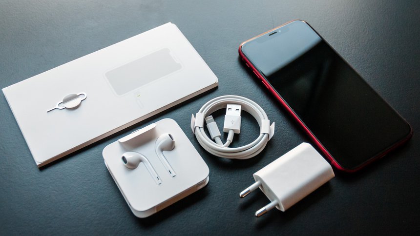 Apple tiết kiệm hàng tỷ USD nhờ bỏ củ sạc, tai nghe