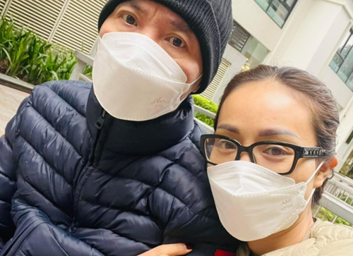 Vợ NSND Công Lý kể chuyện tình người khi chăm chồng ở bệnh viện