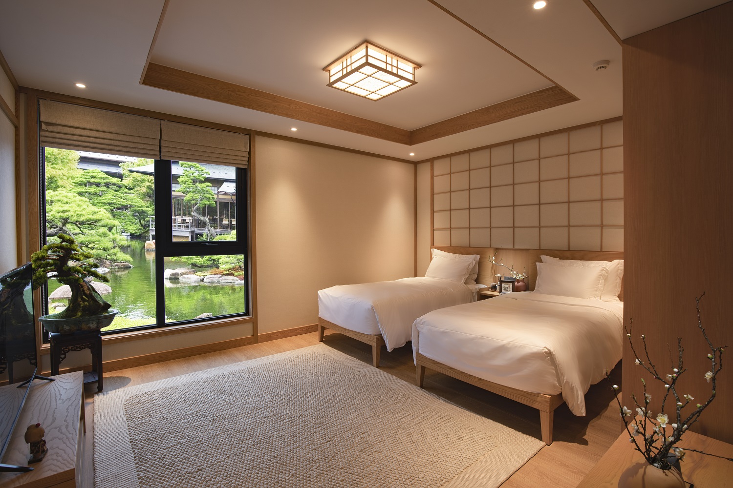 Chuỗi trải nghiệm một “Hạ Long mới” tiếp tục khi các vị chủ nhân đã tận mắt chiêm ngưỡng không gian nhà mẫu tinh tế thấm đẫm tinh thần Wabi Sabi tại các căn biệt thự mẫu Sun Onsen Village – Limited Edition, được Sun Property chính thức khai trương vào tháng 2/2022 vừa qua.