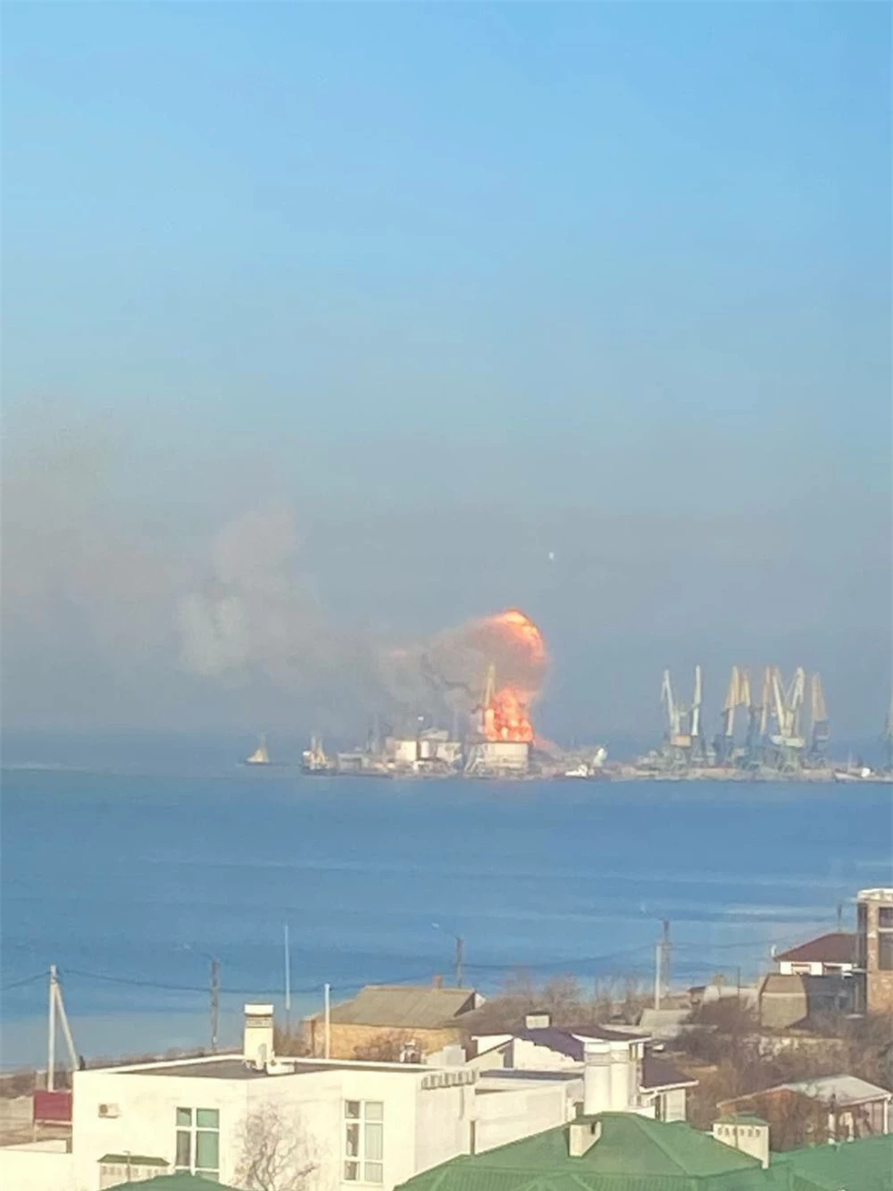 NÓNG: Nổ lớn ở cảng Berdyansk, lửa cháy dữ dội - Ukraine tuyên bố tàu chiến Nga bị phá hủy - Ảnh 1.