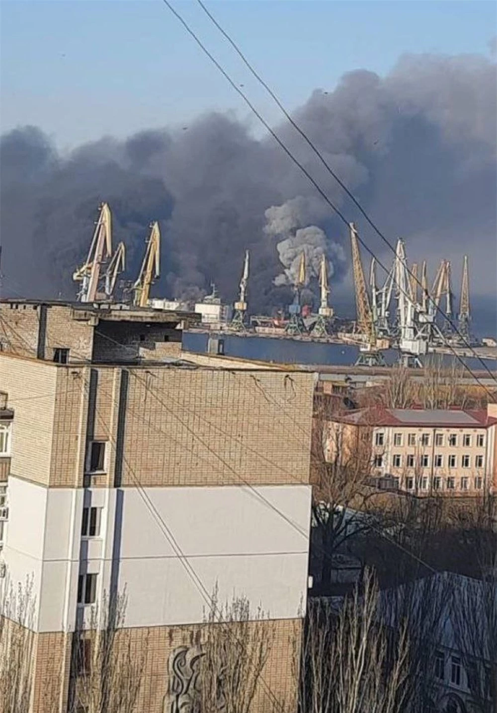 NÓNG: Nổ lớn ở cảng Berdyansk, lửa cháy dữ dội - Ukraine tuyên bố tàu chiến Nga bị phá hủy - Ảnh 2.
