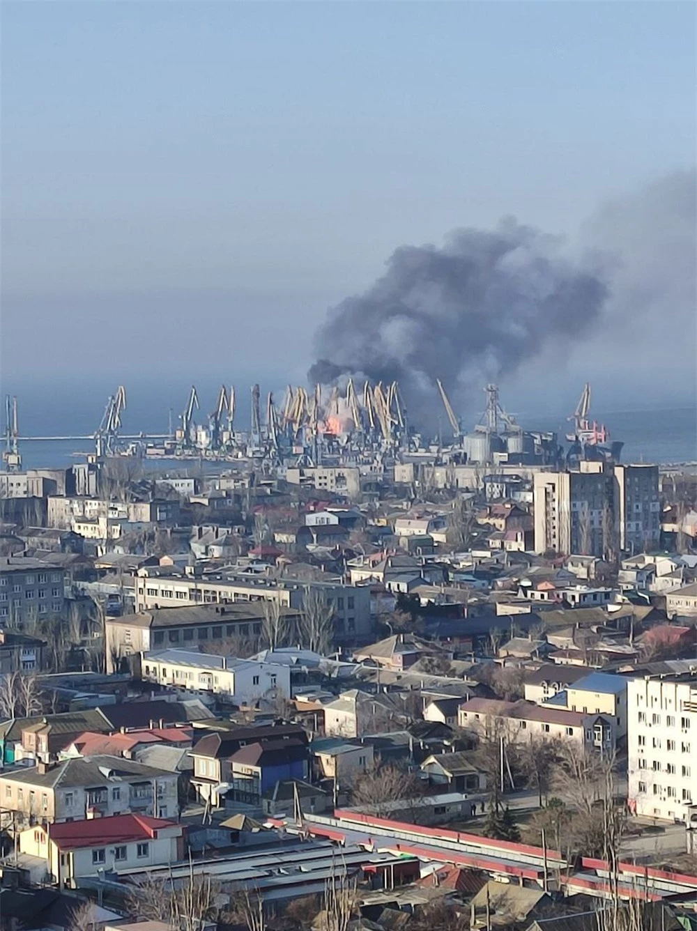 NÓNG: Nổ lớn ở cảng Berdyansk, lửa cháy dữ dội - Ukraine tuyên bố tàu chiến Nga bị phá hủy - Ảnh 3.