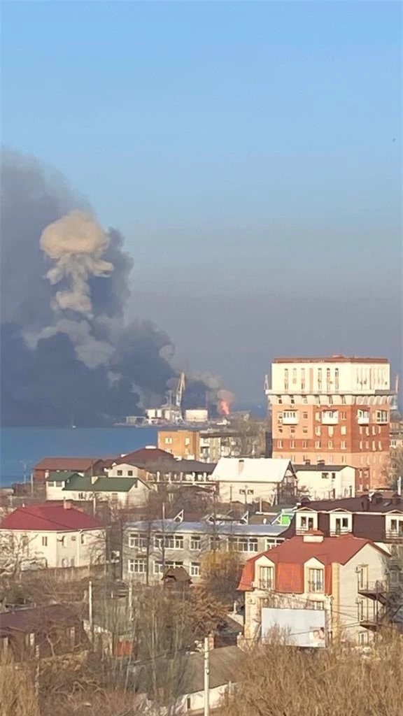 NÓNG: Nổ lớn ở cảng Berdyansk, lửa cháy dữ dội - Ukraine tuyên bố tàu chiến Nga bị phá hủy - Ảnh 4.