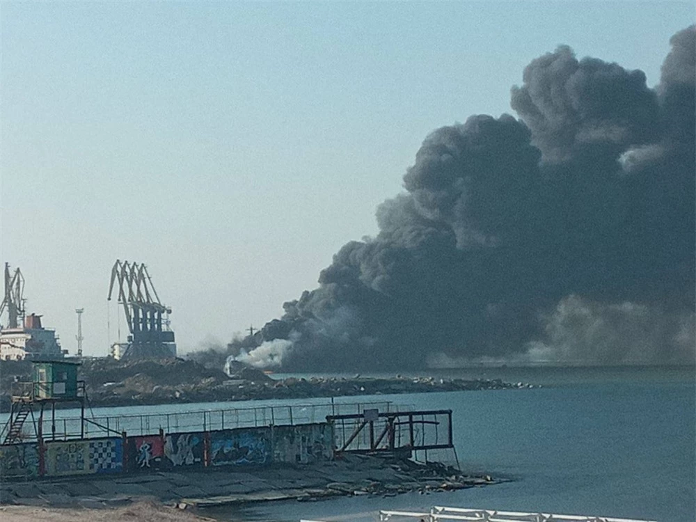 NÓNG: Nổ lớn ở cảng Berdyansk, lửa cháy dữ dội - Ukraine tuyên bố tàu chiến Nga bị phá hủy - Ảnh 5.