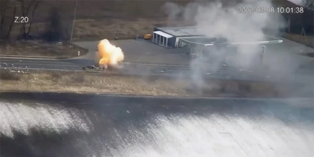 Bệ phóng tên lửa Nga bốc cháy dữ dội: Vũ khí giá rẻ của Ukraine khiến Moscow điêu đứng - Ảnh 2.