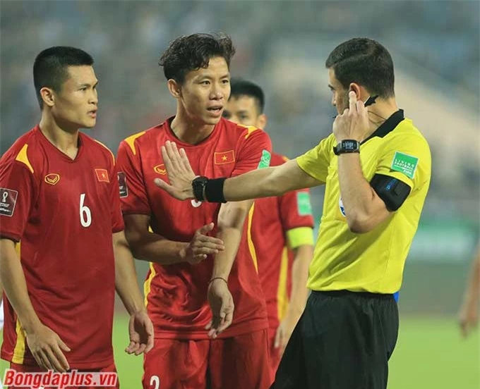 Các cầu thủ ĐT Việt Nam cho rằng họ xứng đáng được hưởng penalty ở phút 58 - Ảnh: Đức Cường