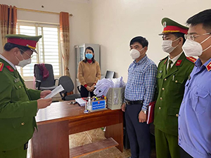 Khởi tố 2 cán bộ địa chính xã chiếm đoạt tài sản người dân đến làm sổ đỏ