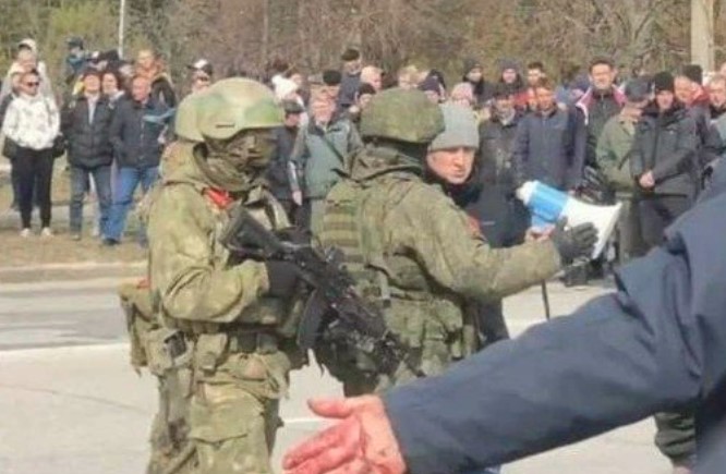 UNIAN: QĐ Nga tiến vào thành phố Ukraine - Xe tăng trấn giữ khu trung tâm, đã có đụng độ