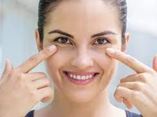 Áp dụng quy tắc 20-20-20 bảo vệ, chăm sóc đôi mắt trong sáng