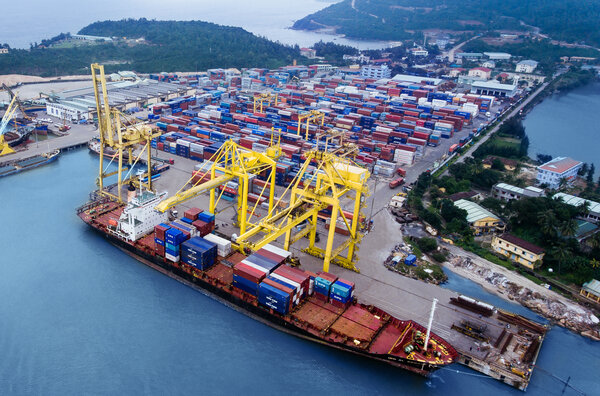 TP H&#x1ED3; Ch&#xED; Minh: Ch&#xED;nh th&#x1EE9;c thu ph&#xED; h&#x1EA1; t&#x1EA7;ng c&#x1EA3;ng bi&#x1EC3;n t&#x1EEB; 1/4&#xD;&#xA;