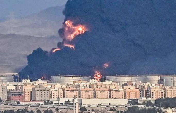 Kho chứa khổng lồ của Ả rập Xê út bị tấn công, "cơn khát dầu" toàn cầu ngày càng trầm trọng?