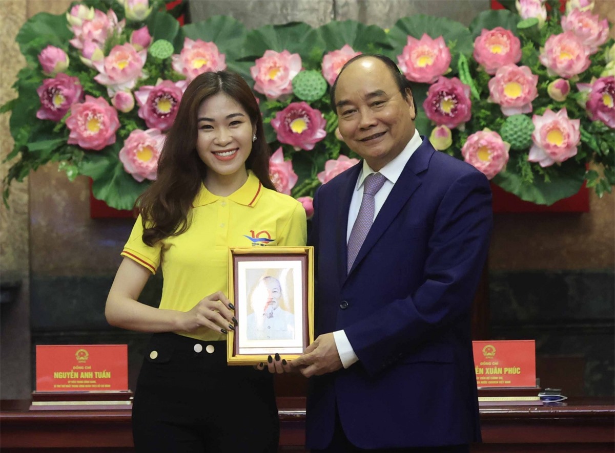 Chủ tịch nước Nguyễn Xuân Phúc tặng ảnh chân dung Chủ tịch Hồ Chí Minh cho các gương mặt trẻ tiêu biểu tại buổi gặp mặt.