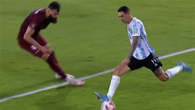 Di Maria có pha làm bàn đẳng cấp