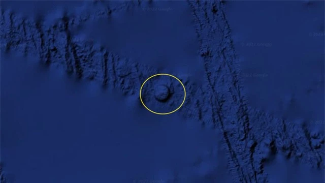 Phát hiện hình tròn kỳ lạ giữ lòng đại dương trên Google Earth, làm dấy lên tranh cãi về “UFO” - Ảnh 1.