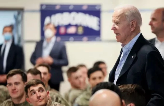 Tổng thống Mỹ Joe Biden (phải).