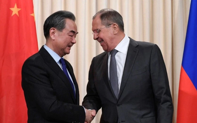 Ông Vương Nghị và Sergey Lavrov (phải)