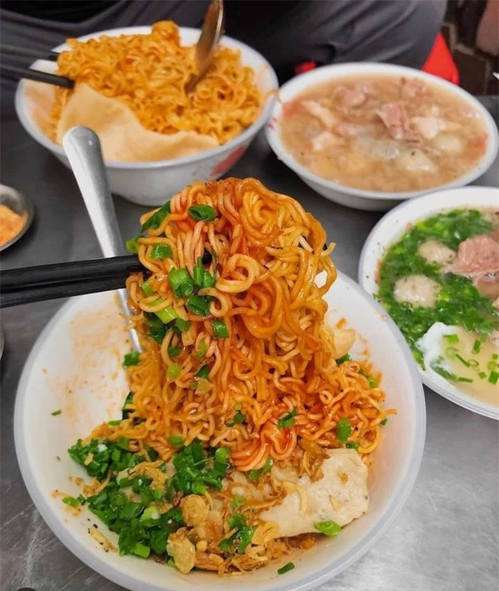 3 quán ăn vỉa hè đắt đỏ ở Sài Gòn: Mì gói giá gần 100.000 đồng vẫn đông khách - 3