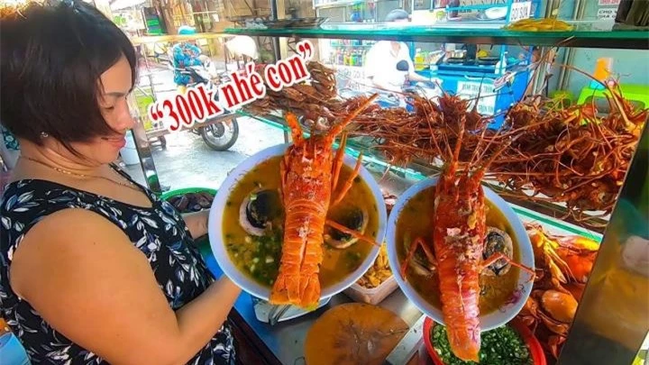 3 quán ăn vỉa hè đắt đỏ ở Sài Gòn: Mì gói giá gần 100.000 đồng vẫn đông khách - 4