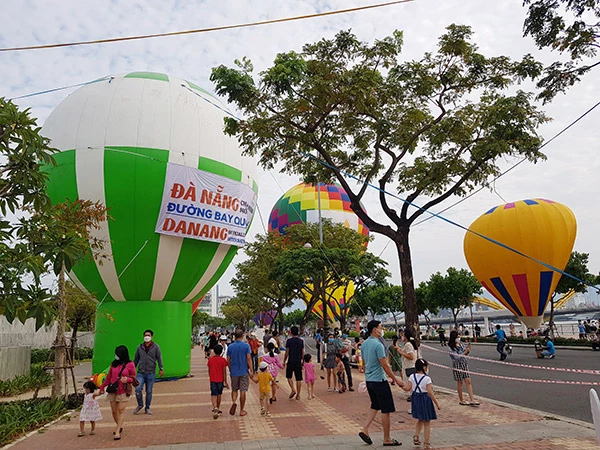 Đông đảo người dân và du khách đến với Ngày hội khinh khí cầu bên bờ sông Hàn chào đón các đường bay quốc tế trở lại Đà Nẵng