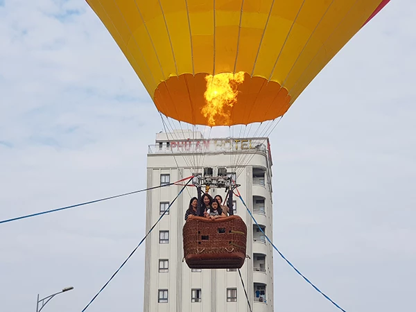 Người dân và du khách cũng tham gia trải nghiệm bay khinh khí cầu