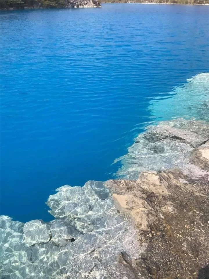 Ngất ngây ngắm sắc xanh biếc của hồ nước đẹp nhất nhì thành phố Cảng - 4