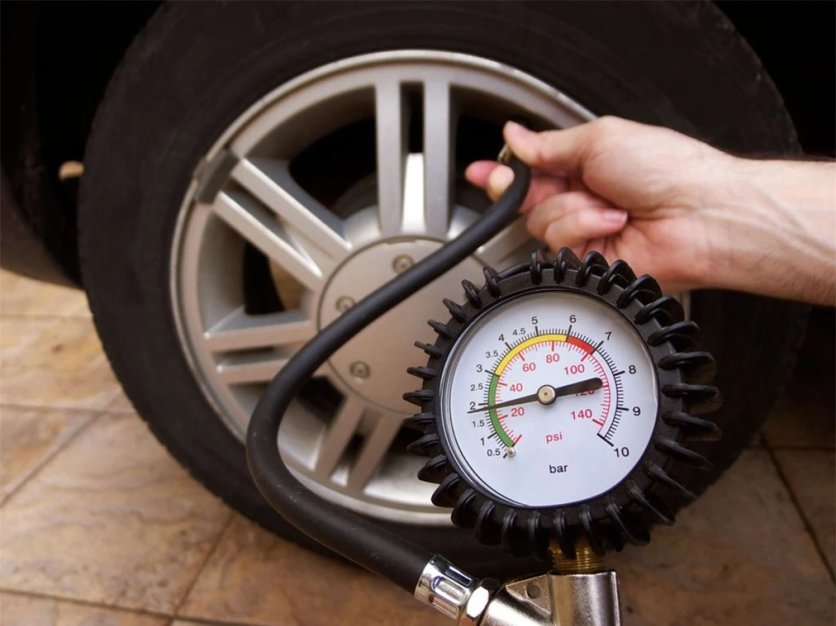 Lốp xe căng và đủ hơi cũng sẽ giúp bạn phần nào tiết kiệm nhiên liệu khi di chuyển. (Ảnh minh họa: KT)