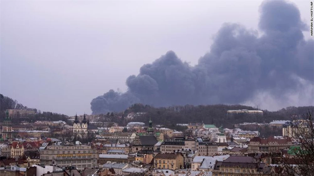 Tên lửa Nga vừa dồn dập tấn công mục tiêu gì ở Tây Ukraine khiến cháy nổ kinh hoàng? - Ảnh 2.
