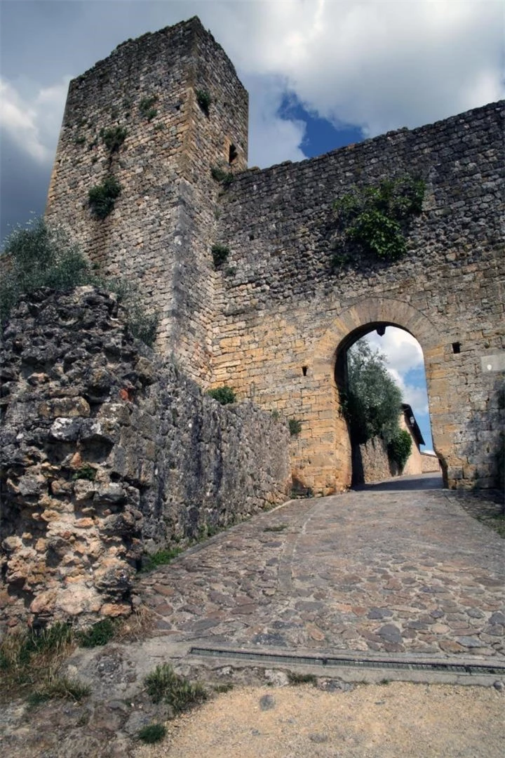 Thị trấn sót lại nguyên vẹn từ thời Trung cổ được vây kín bởi bờ tường sừng sững - 4